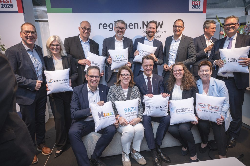 (v.l.n.r. stehend) Hubertus Winterberg (Südwestfalen Agentur GmbH), Dr. Stephanie Arens (Südwestfalen Agentur GmbH), Prof. Dr. Peter Gust (Bergische Universität Wuppertal), Wolf-gang Marquardt (OstWestfalenLippe GmbH), Carsten Weis (Re-gion Köln/Bonn e.V.), Bertram Gaiser (Standort Niederrhein GmbH), Bodo Middeldorf (Zukunftsagentur Rheinisches Revier). (v.l.n.r. sitzend) Andreas Grotendorst (Münsterland e.V.), Ulla Thönnissen (Region Aachen Zweckverband), Hendrik Wüst (Mi-nisterpräsident Land Nordrhein-Westfalen), Bele Wolligandt (Regionalmanagement Düsseldorf/Kreis Mettmann), Andrea Scharf (Standort Niederrhein GmbH).