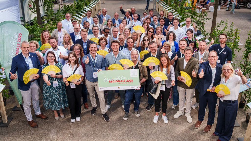 Die 3.-Sterne-Allee auf dem Südwestfalen-Festival im Sauerlandpark Hemer machte alle 56 Projekte sichtbar, die in den letzten Jahren im Rahmen der REGIONALE 2025 auf den Weg zur Umsetzung gebracht wurden. Projektträger aus ganz Südwestfalen freuten sich vor Ort über das gemeinsam Erreichte.